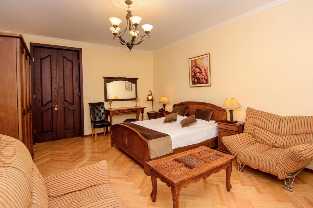 Luxe King Size Room With Balcony – Included Breakfast