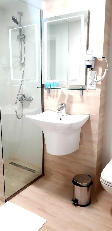 Standard King Size Room With Balcony – Included Breakfast