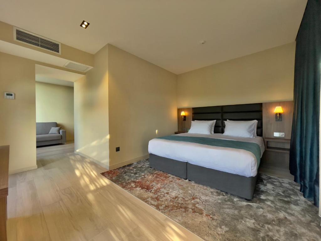 Suite Triple Room With Balcony – Included Breakfast