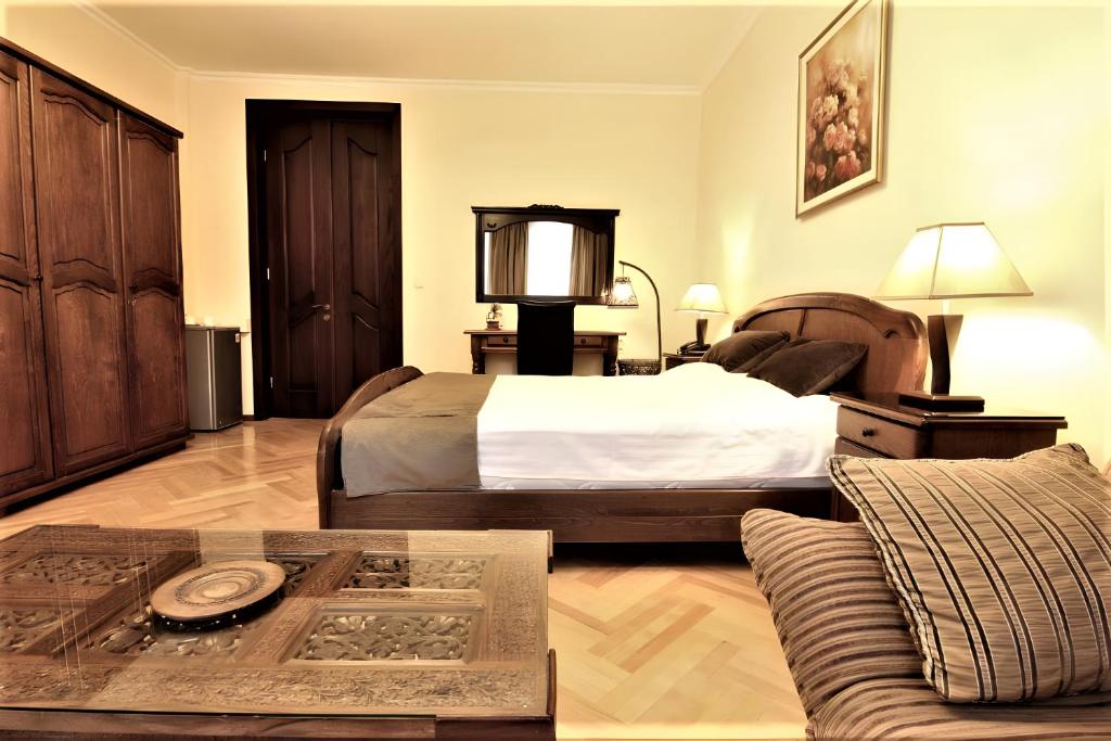 Luxe King Size Room With Balcony – Included Breakfast