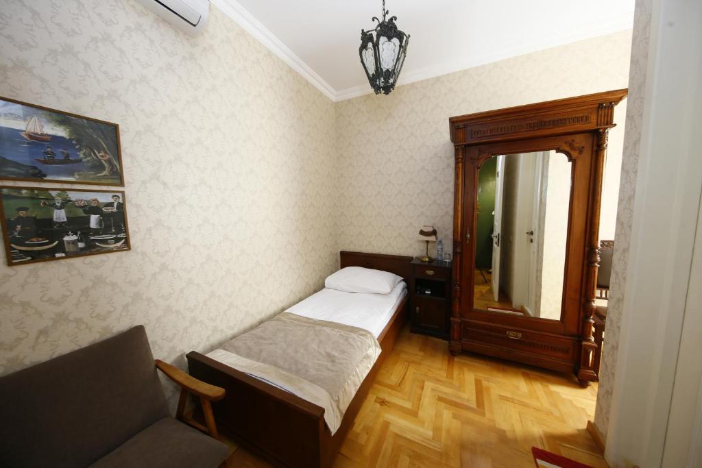 Classic Single Room – Included Breakfast