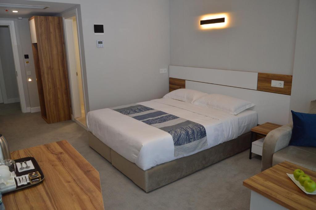 Standard King Size Room With Balcony – Included Breakfast
