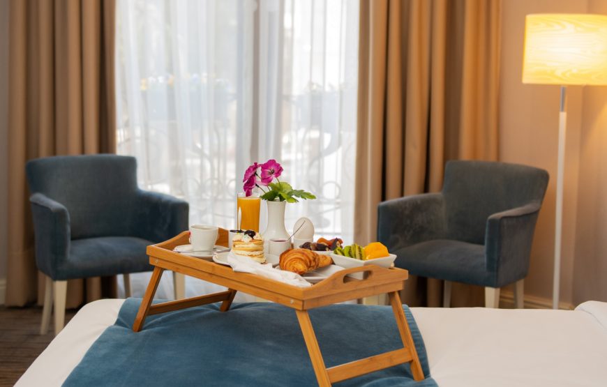 Deluxe King Size Room – Included Breakfast