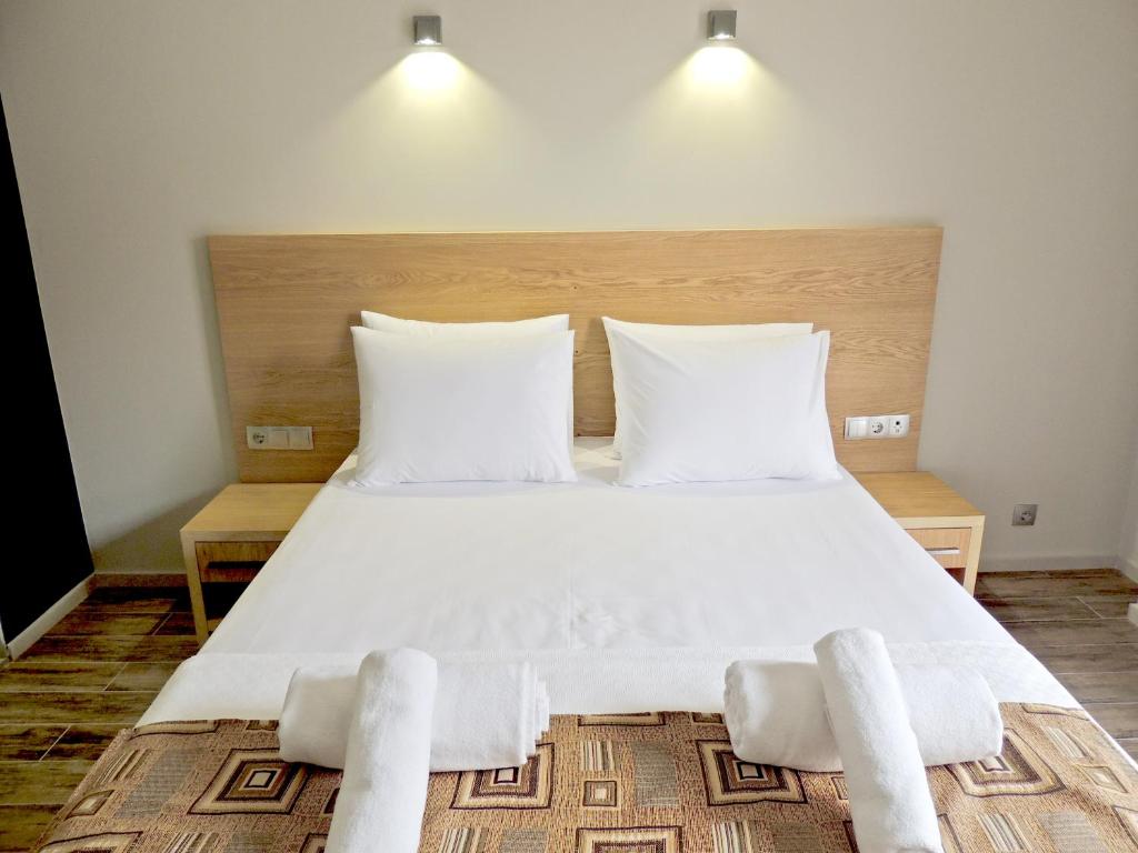 Standard King Size Room With Balcony – Included Breakfast