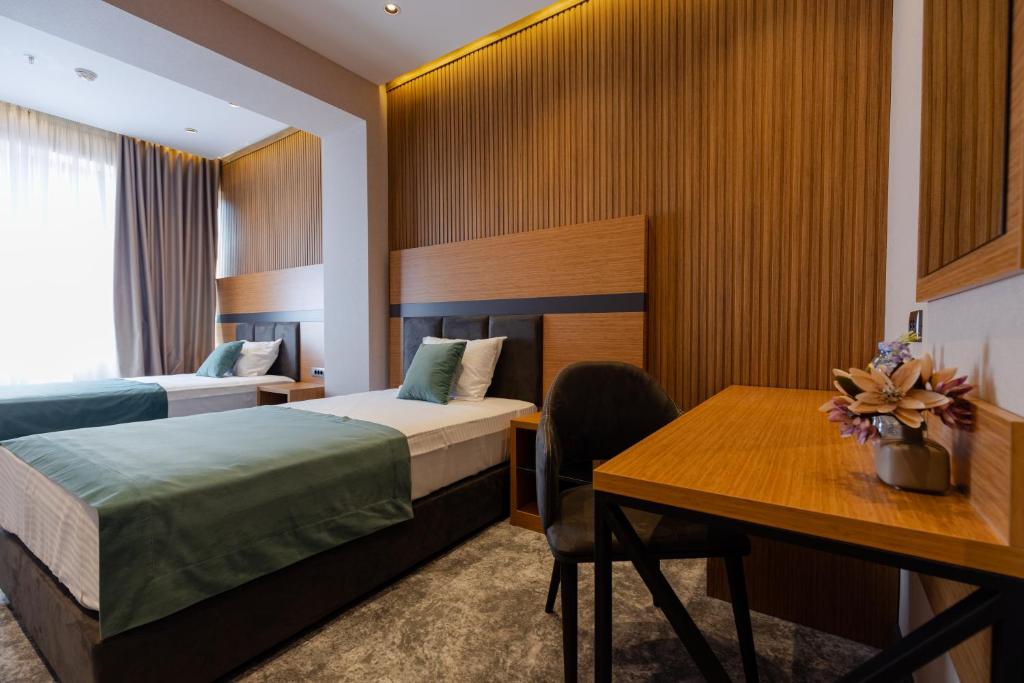 Superior Twin Room With City View – Included Breakfast