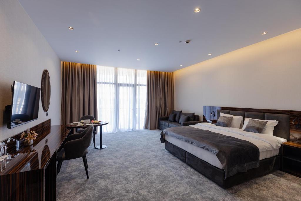 Deluxe King Size Room With City View – Included Breakfast