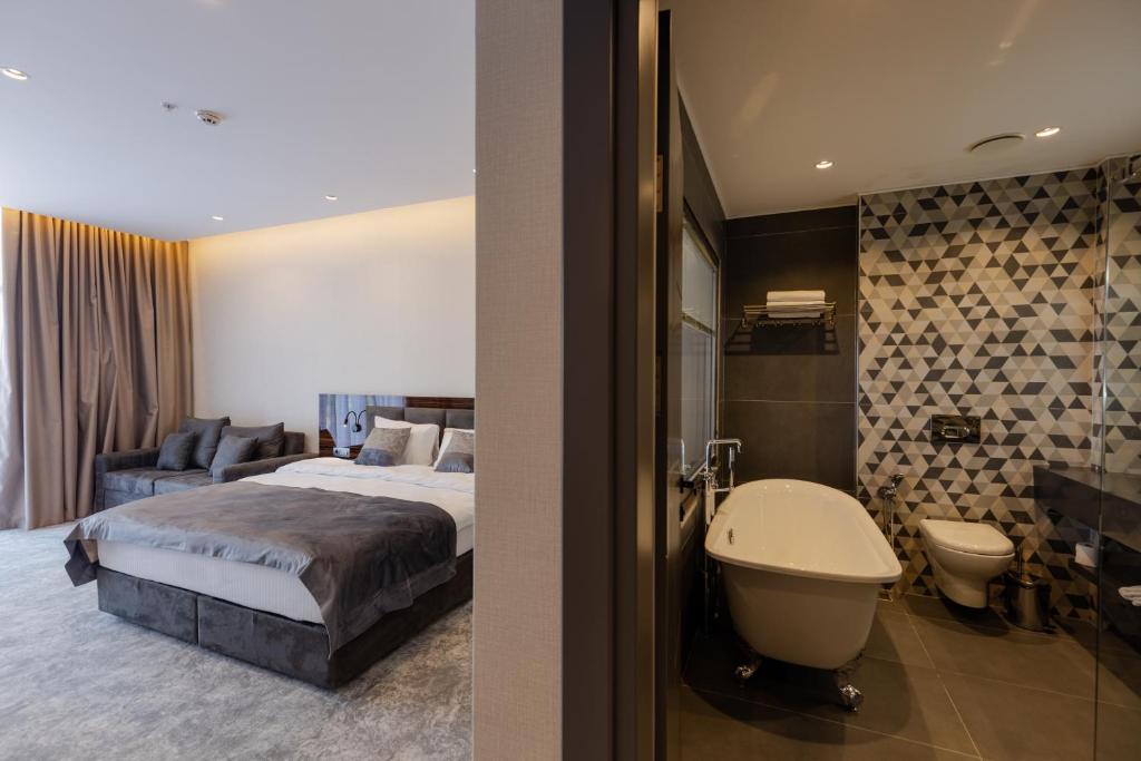 Deluxe King Size Room With Back View – Included Breakfast