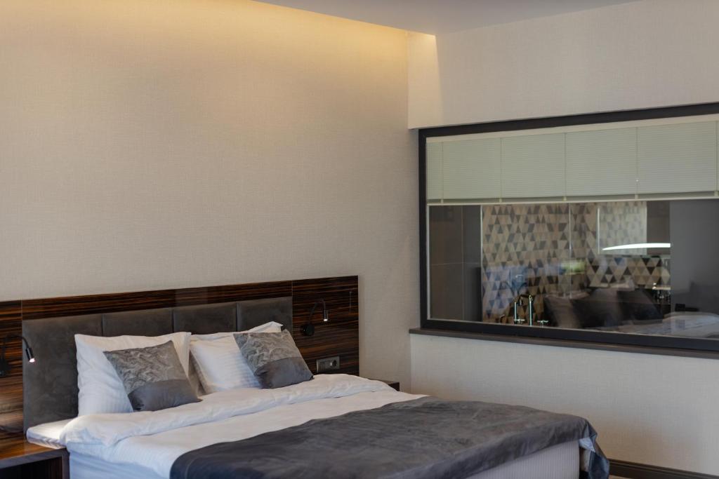 Deluxe King Size Room With City View – Included Breakfast