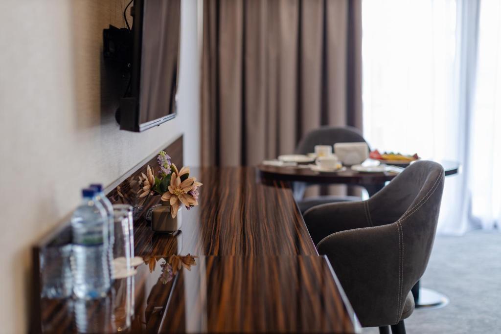 Deluxe King Size Room With City View – Included Breakfast