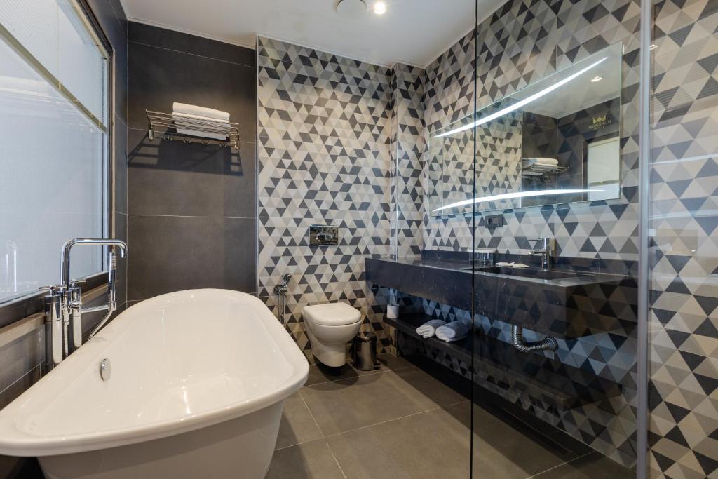 Deluxe King Size Room With Back View – Included Breakfast