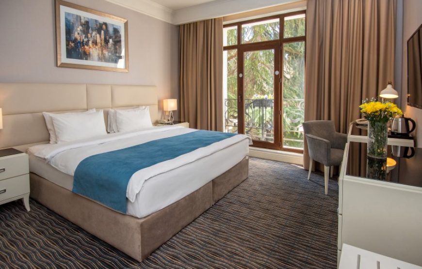 Deluxe King Size Room – Included Breakfast