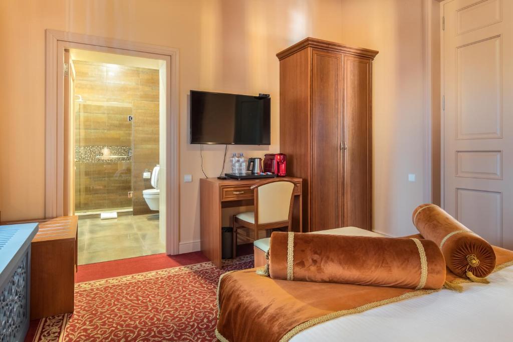 Ambassador Suite King Size Room – Included Breakfast