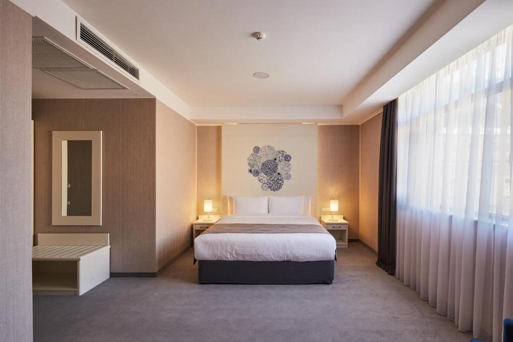 Deluxe Triple Room – Included Breakfast