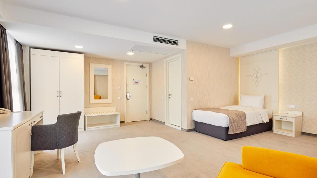 Deluxe Triple Room – Included Breakfast