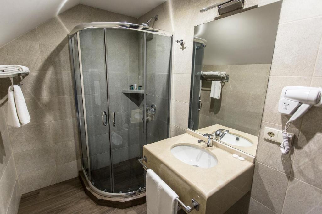 Deluxe Twin Room – Included Breakfast
