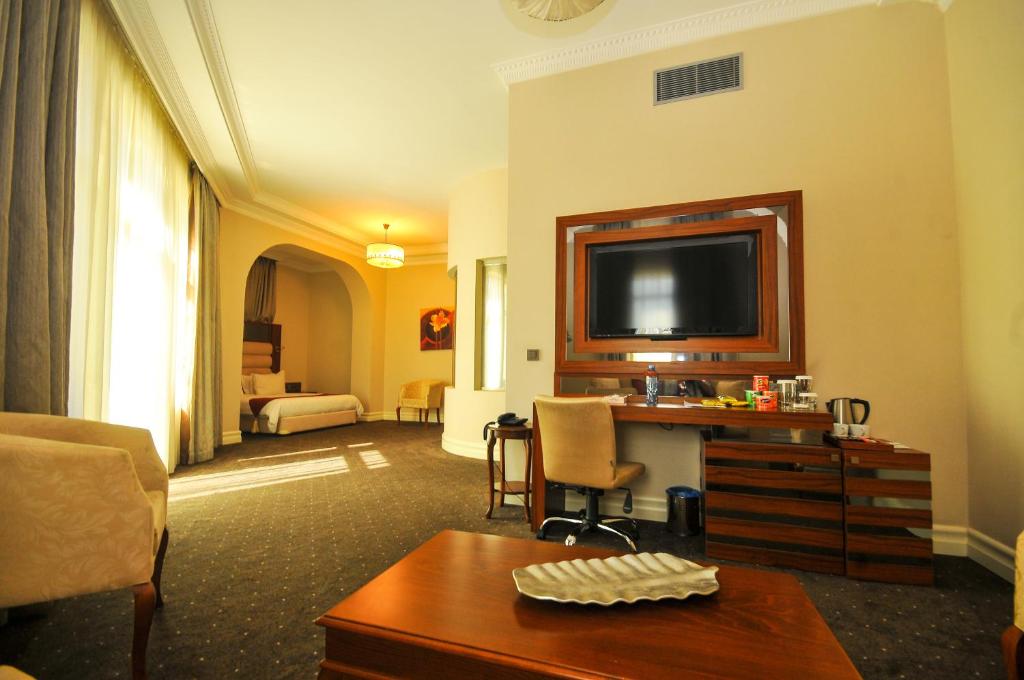 Corner King Size Suite Room – Included Breakfast