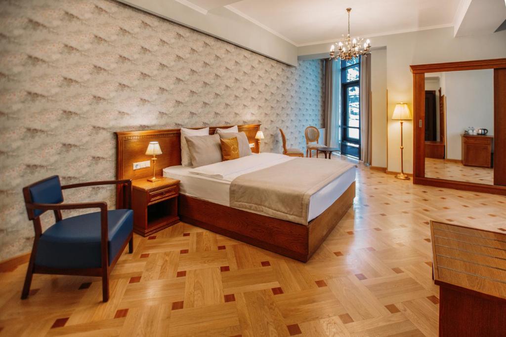Deluxe King Size Room With Front View – Included Breakfast