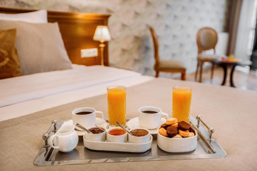 Deluxe King Size Room With Front View – Included Breakfast