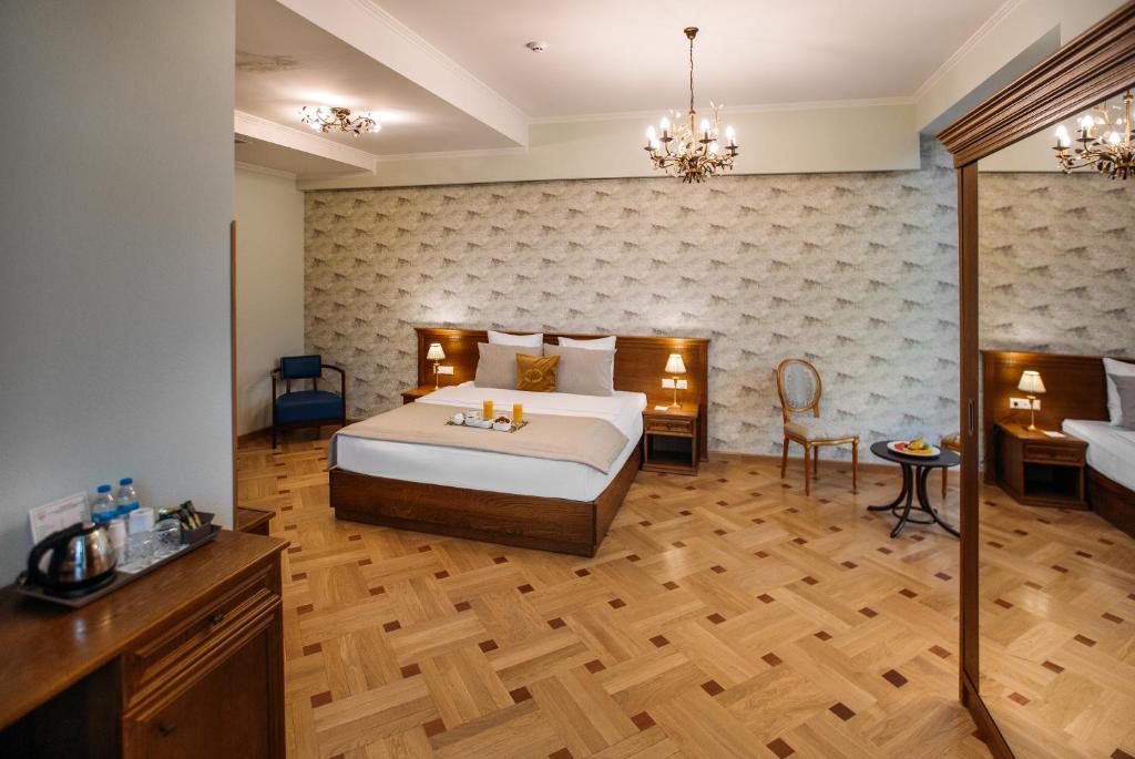 Deluxe King Size Room With Front View – Included Breakfast