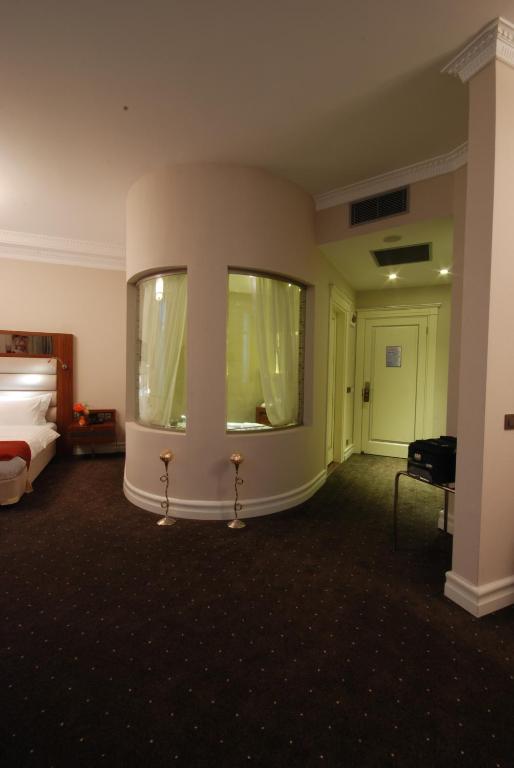 Corner King Size Suite Room – Included Breakfast