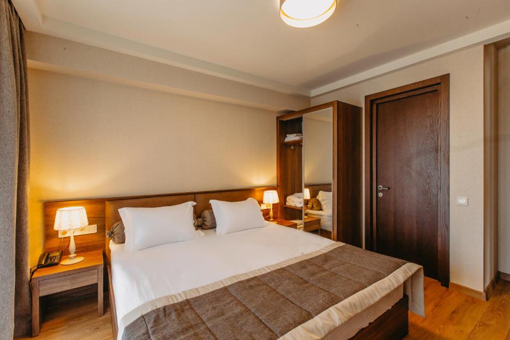 Standard King Size Room With Street View – Included Breakfast