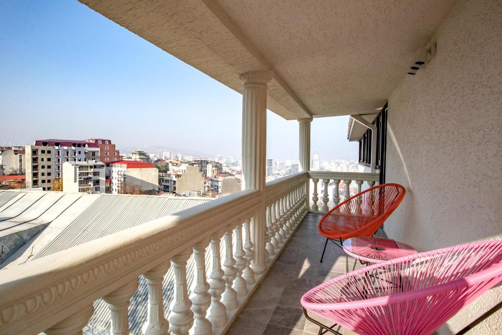 Superior King Size Room With Balcony & City View – Included Breakfast