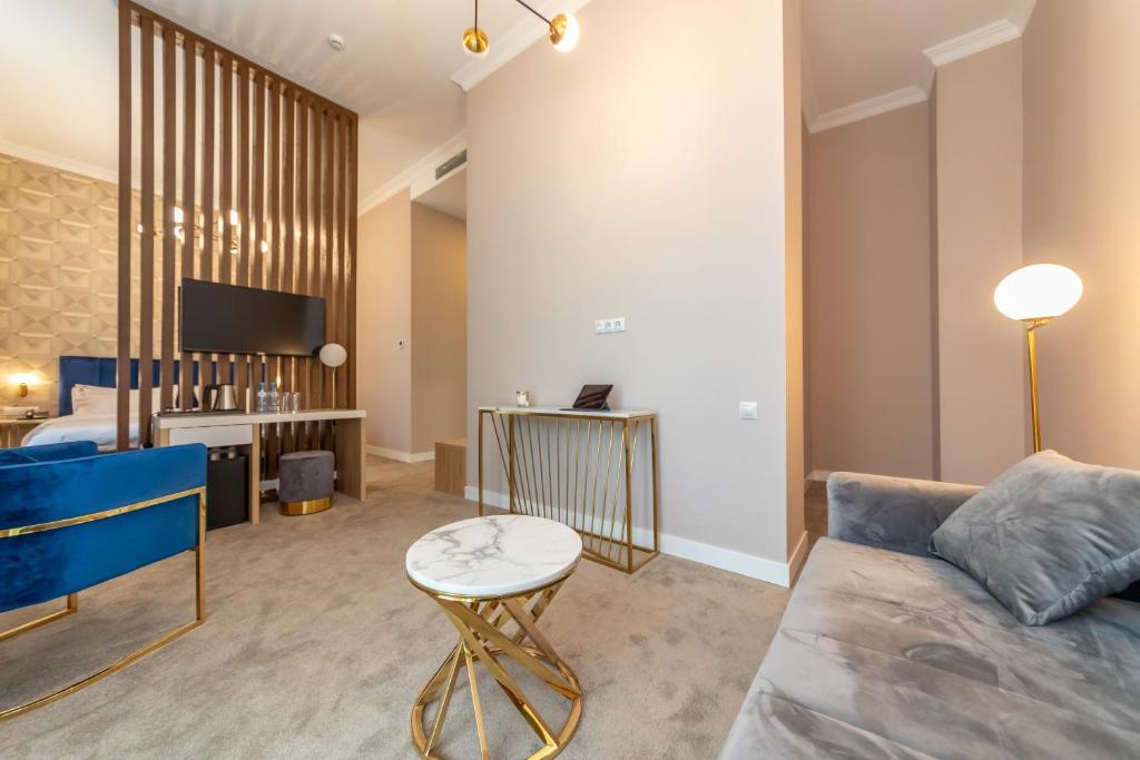 Superior King Size Suite – Included Breakfast