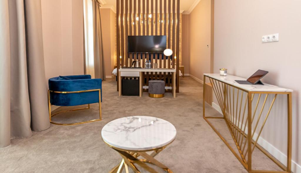 Superior King Size Suite – Included Breakfast