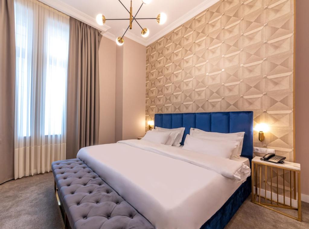 Superior King Size Suite – Included Breakfast