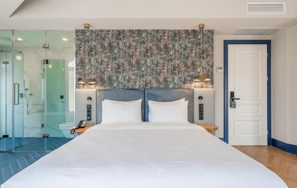 Junior King Size Suite With Terrace & Bath – Included breakfast