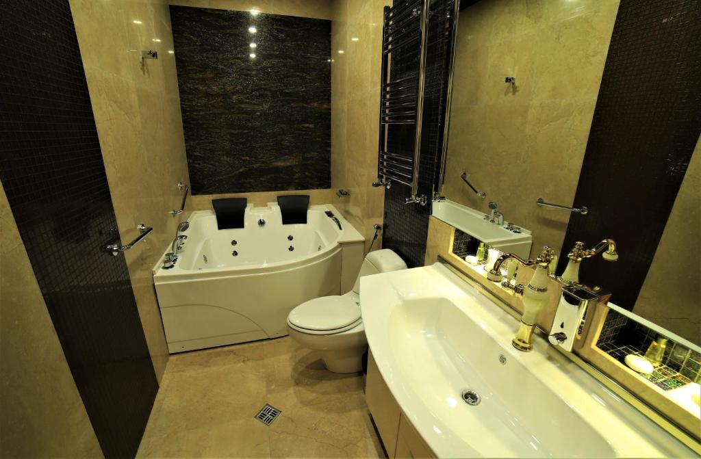 Studio Luxe Room With Jacuzzi – Room Only