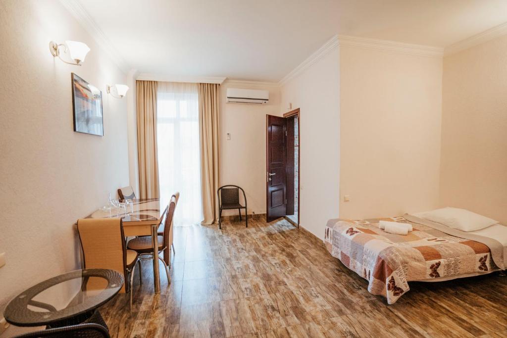 Luxe (2 Pax) – Included Breakfast