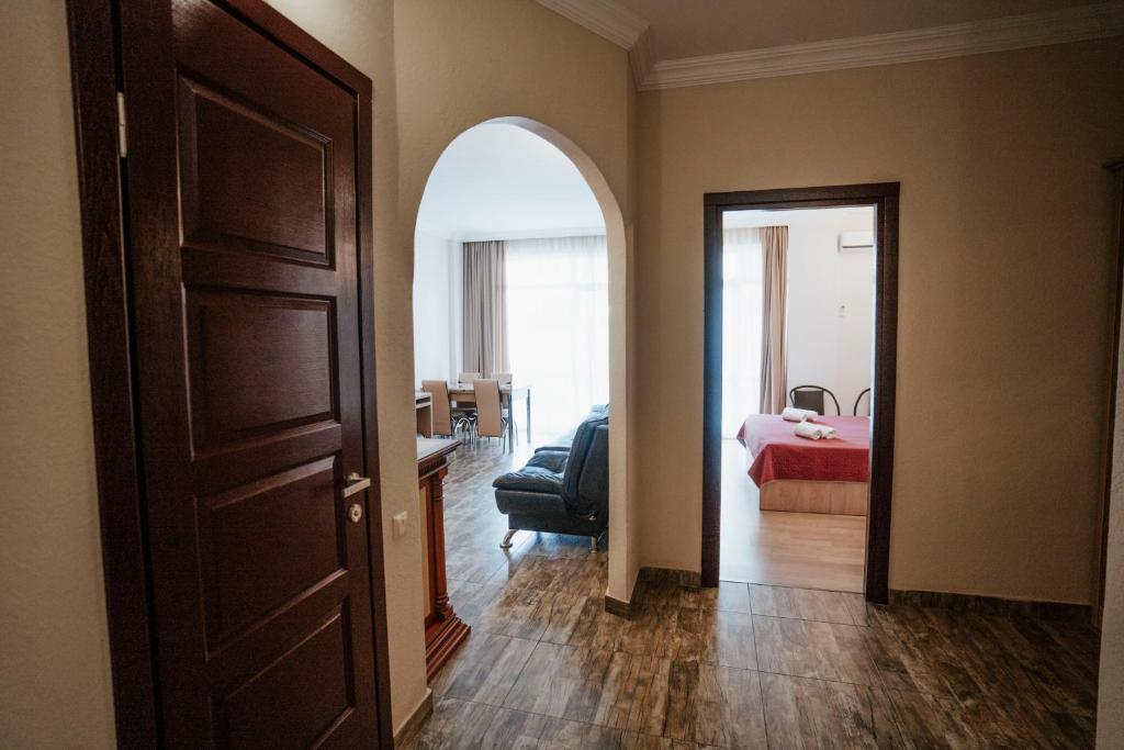 Luxe (2 Pax) – Included Breakfast