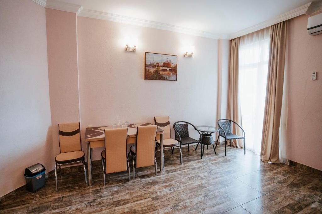 Luxe (3 Pax) – Included Breakfast
