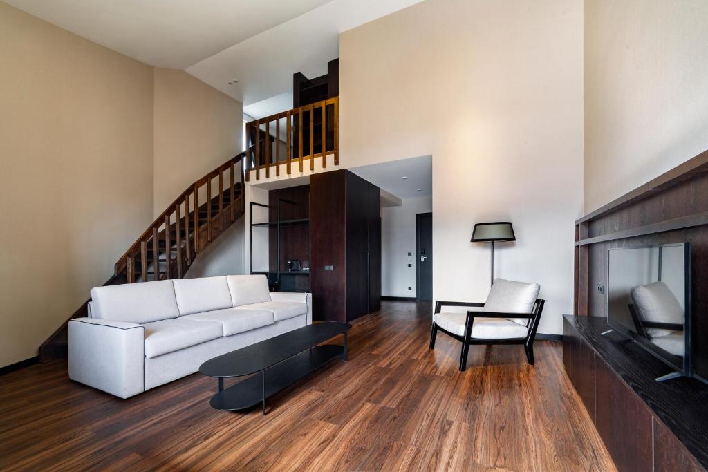 Executive Suite – Included Breakfast