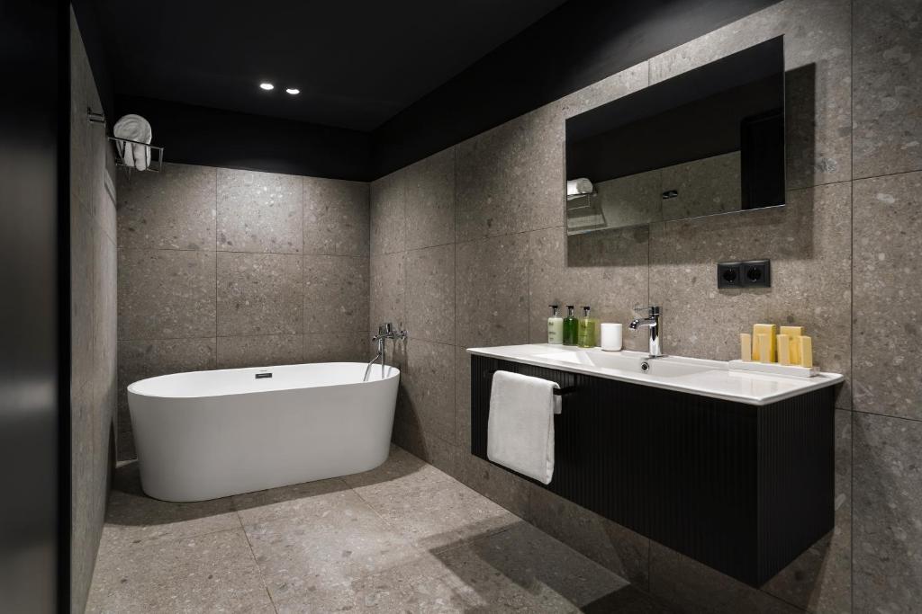Executive Suite – Included Breakfast