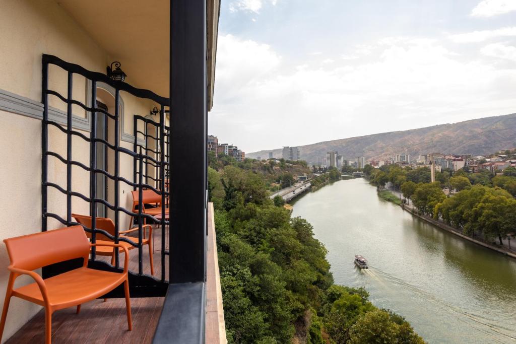 Standard King Size Room With River View – Room Only