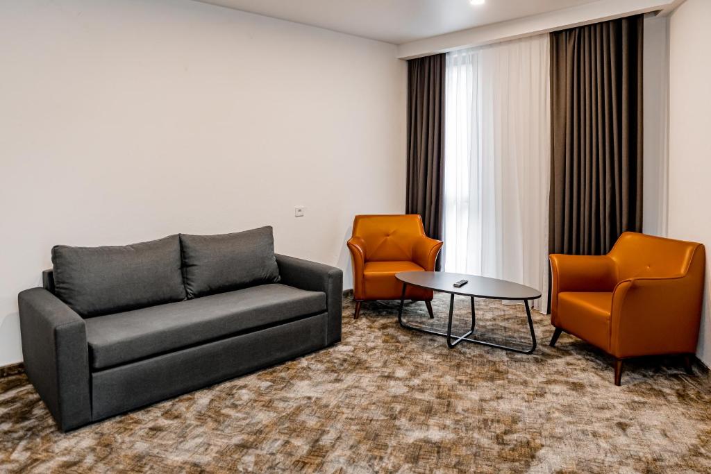 Connecting Family Room – Included Breakfast