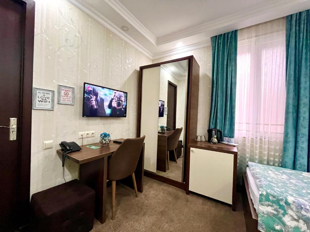 Large Twin Room – Included Breakfast