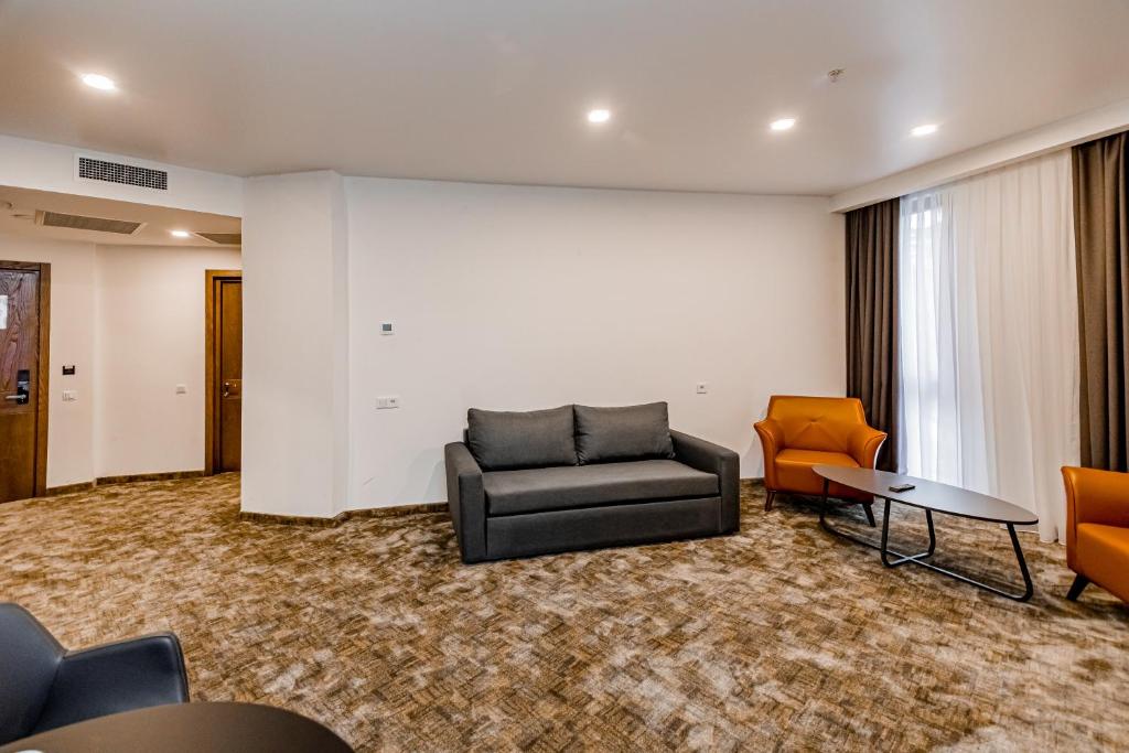 Connecting Family Room – Included Breakfast