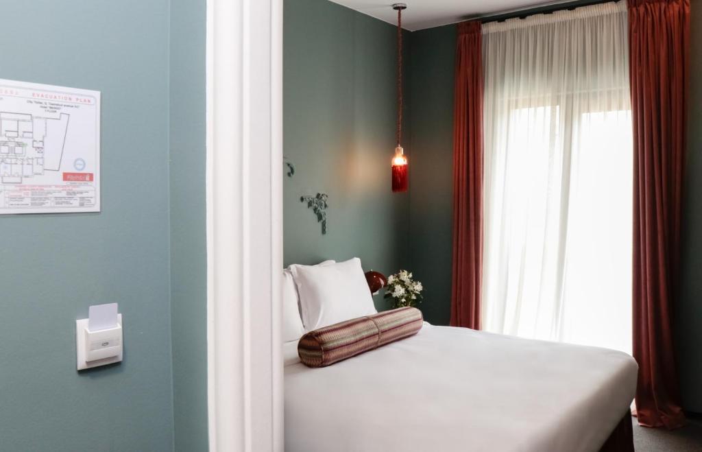 Standard King Size Room With Garden View – Room Only