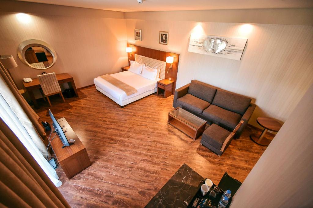 Deluxe King Size Room – Included Breakfast