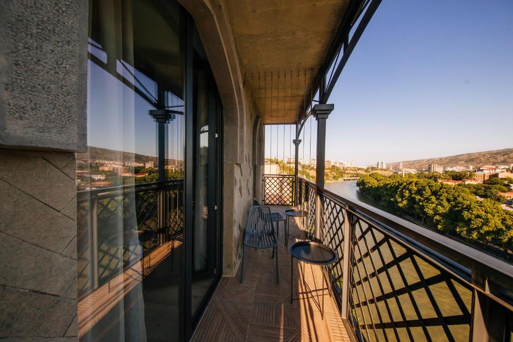 Family Room With Balcony And River View – Included Breakfast