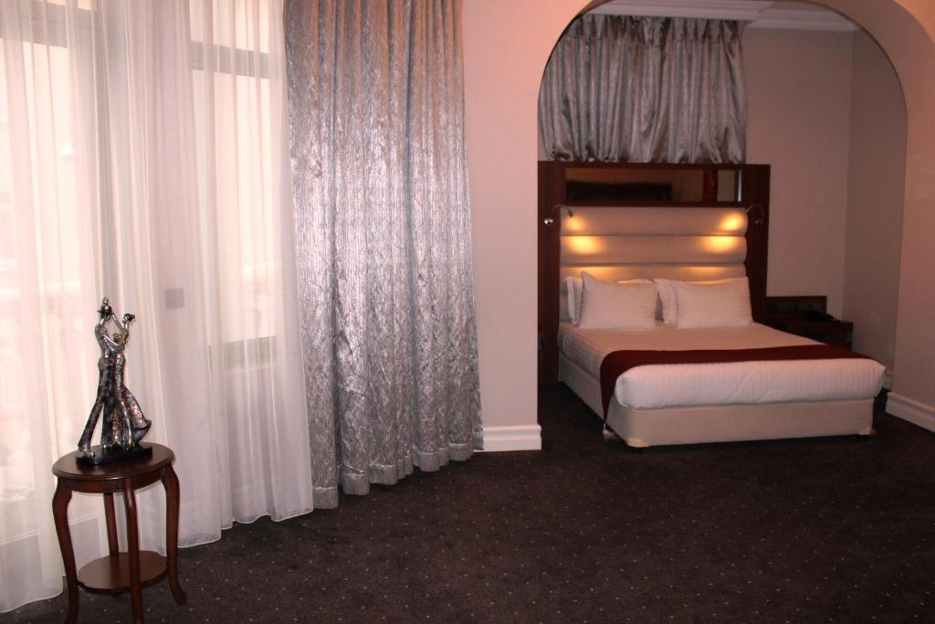 Corner King Size Suite Room – Included Breakfast