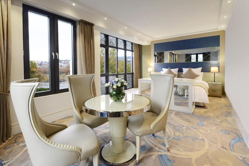 Ambassador Suite – Included Breakfast