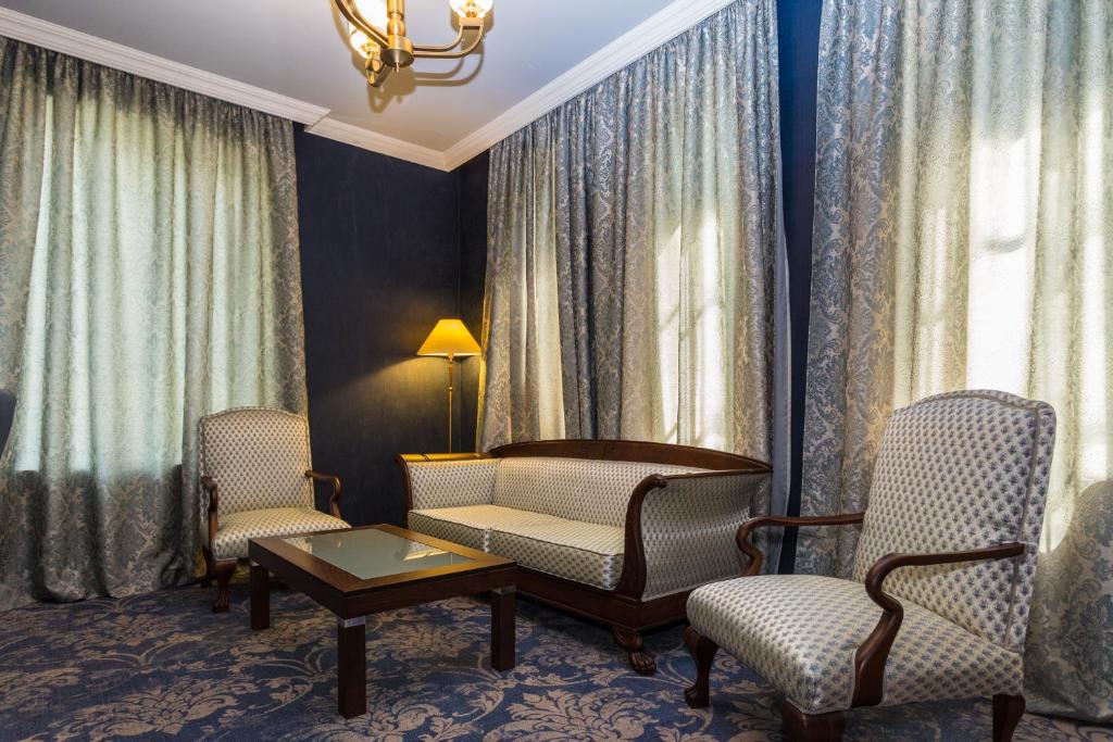 King/Twin Suite – Included Breakfast