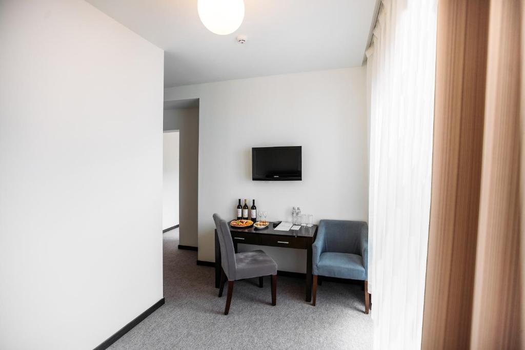 King Size Suite With Balcony – Included Breakfast