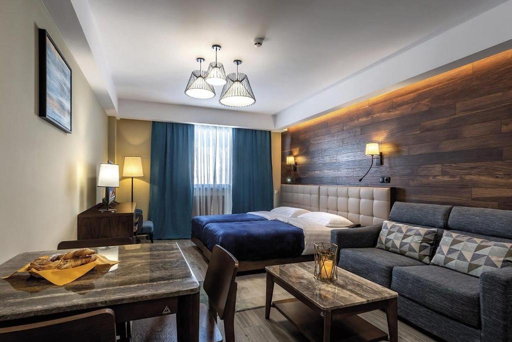 Studio Apartment – Room Only