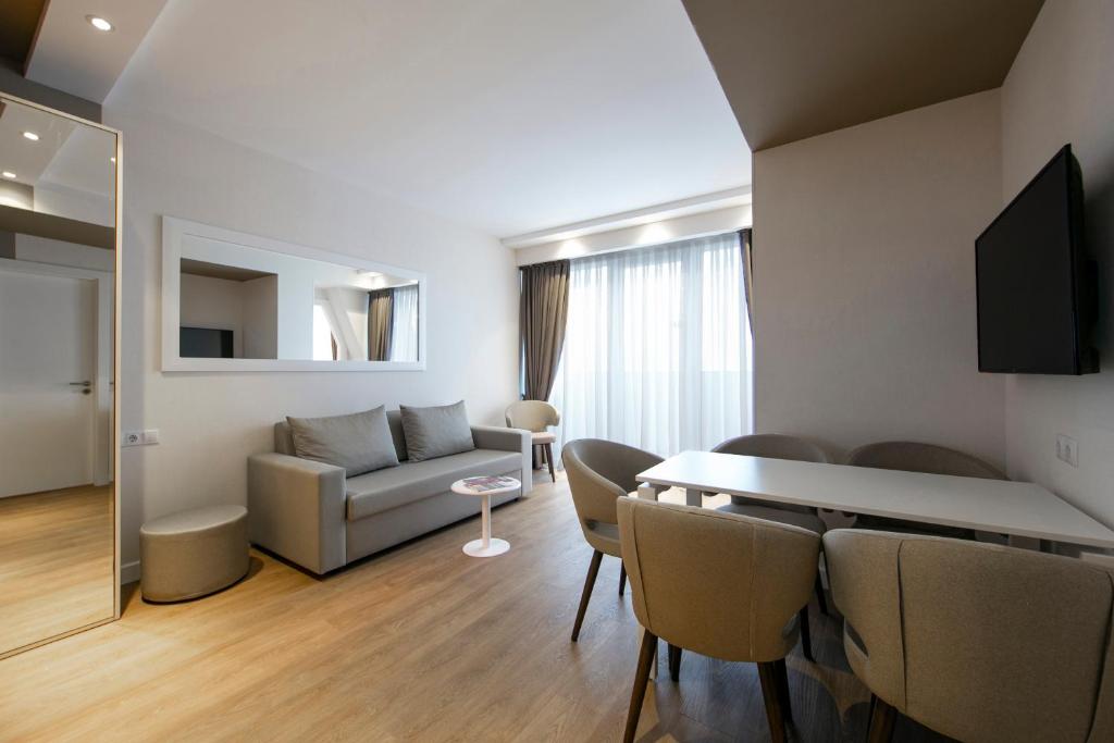 Panorama Suite With City View – Room Only