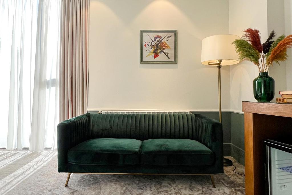 Business King Suite – Included Breakfast